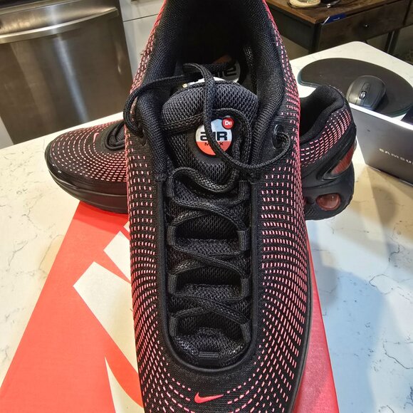Nike Air Max DN Running Shoes Black / Red Mens Sneake Sz 11 HV5235 002 NEW - Picture 2 of 16